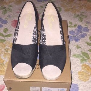 Tom’s black wedge shoe